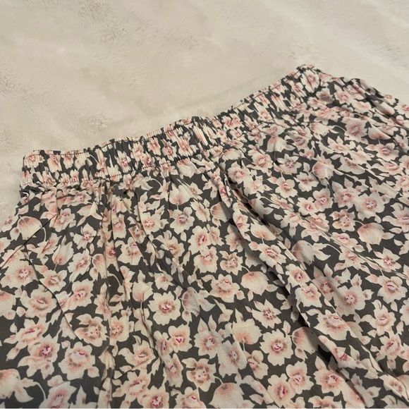 ✨2/$10✨ Hollister Grey & Pink Floral Print Mini Skirt - Picture 2 of 3